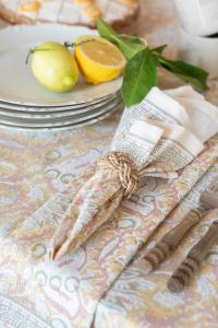 Servett, liten duk DANTE, blommig i gult med bård runt om