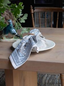 Servett, liten duk DANTE, blommig i blått med bård runt om