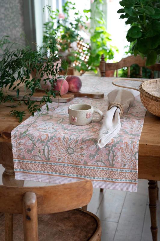 Bordslöpare DANTE, blommig i rosa med bård i kortsidorna