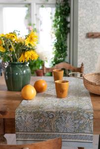 Bordslöpare DANTE, blommig i grönt med bård i kortsidorna