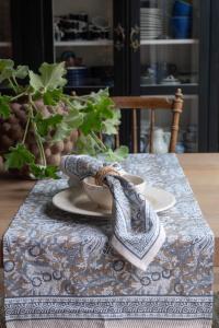 Bordslöpare DANTE, blommig i blått med bård i kortsidorna