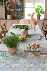 Duk DANTE blommig i grönt med bård utmed med långsidorna