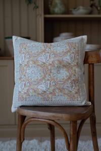 Kuddfodral DANTE, blommig i gult med bård runt om