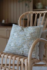 Kuddfodral DANTE, blommig i grönt med bård runt om