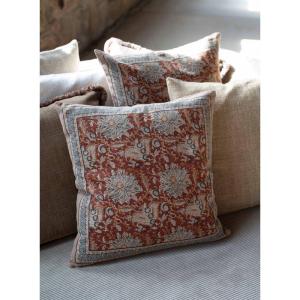 Kuddfodral DANTE, blommig i vinrött och rost med bård runt om