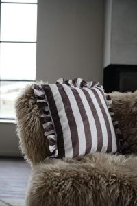 Kuddfodral ZENGA i sammetsliknande tyg, randig i chokladbrunt och offwhite med volang runt kanten