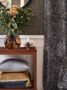 Gardinlängd GRIM, öljettgardin med lövmönster, 2x120x240 cm, grå/gul