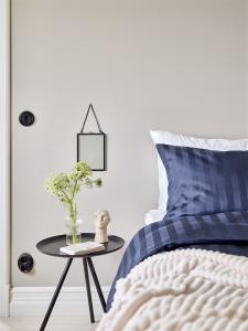 Örngott MIRAGE stilig vävd rand med hotellkänsla i skön satin i marinblått