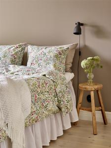 Sängkappa med volang, enfärgad i fyra olika storlekar, vit