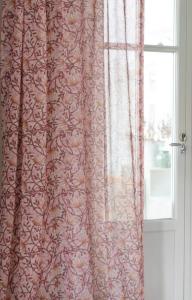 Gardin EMMA med snirklande blommor och blad i rosa