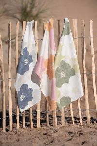 Kökshandduk LOTTA med stora blommor i retrostil i blått