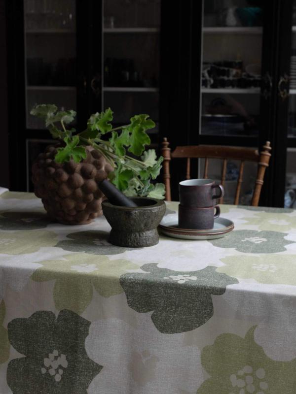 Duk LOTTA med stora blommor i retrostil i grönt