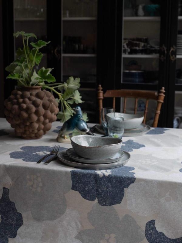 Duk LOTTA med stora blommor i retrostil i blått