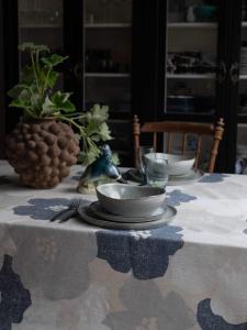 Duk LOTTA med stora blommor i retrostil i blått