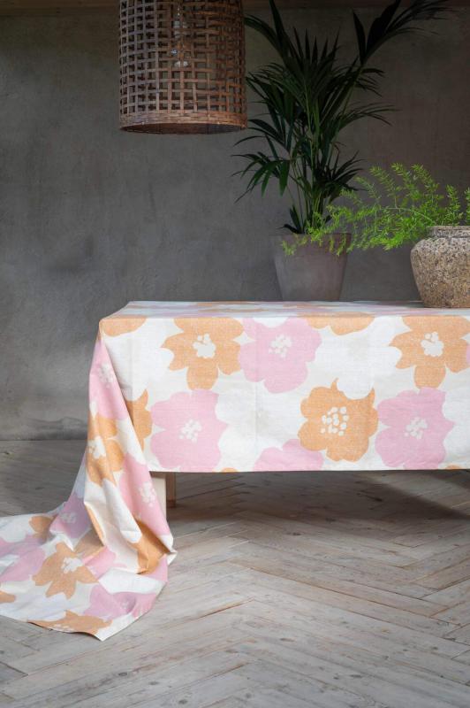 Duk LOTTA med stora blommor i retrostil i rosa och orange
