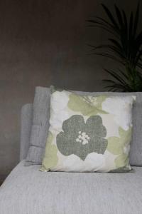 Kuddfodral LOTTA med stora blommor i retrostil i grönt