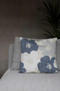 Kuddfodral LOTTA med stora blommor i retrostil i blått