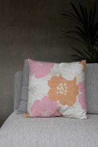 Kuddfodral LOTTA med stora blommor i retrostil i rosa och orange