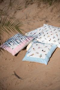 Kuddfodral BEACH med badande, solande och vindsurfande människor, enfärgad gul kant