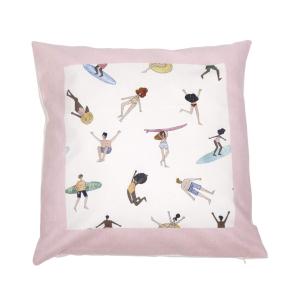 Kuddfodral BEACH med badande, solande och vindsurfande människor, enfärgad rosa kant