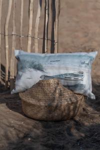 Kuddfodral BÅT i marint tema med en båt uppdragen på stranden