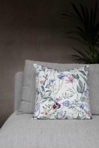 Kuddfodral VIOLA med violer och slingrande blad på offwhite bottenfärg