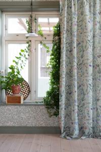 Gardin VIOLA med violer och slingrande blad på grön bottenfärg