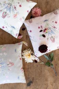 Kuddfodral VENDELA med blommor i bukettliknande mönster på offwhite bottenfärg