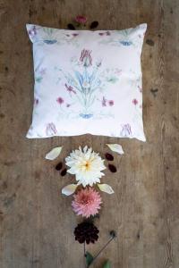 Kuddfodral VENDELA med blommor i bukettliknande mönster på rosa bottenfärg