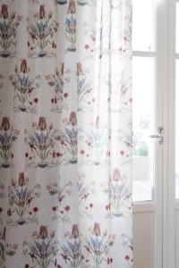 Gardin VENDELA med blommor i bukettliknande mönster på offwhite bottenfärg