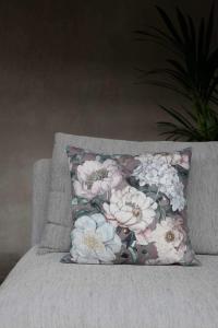 Kuddfodral PION med stora blommor, nougatbrun bottenfärg