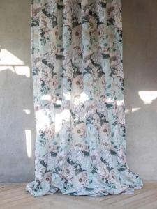 Gardin PION med stora blommor, grön bottenfärg