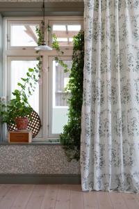 Gardin SMULTRON med små blommor och smultron med offwhite bottenfärg