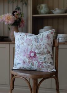 Kuddfodral ALMA med rosa blommor på offwhite bottenfärg