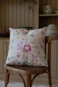 Kuddfodral ALMA med rosa blommor på gul bottenfärg