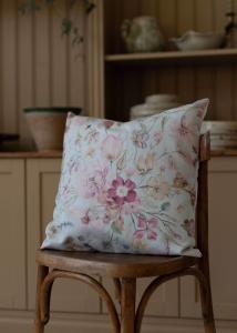 Kuddfodral ALMA med rosa blommor på ljusblå bottenfärg