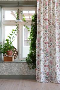Gardin ALMA med rosa blommor på offwhite bottenfärg