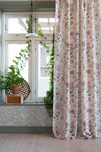 Gardin ALMA med rosa blommor på gul bottenfärg