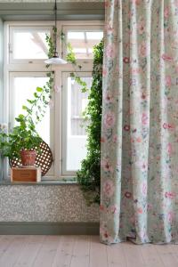 Gardin ALMA med rosa blommor på grön bottenfärg