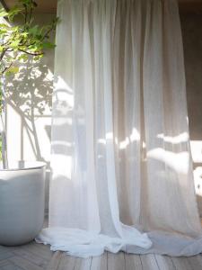 Gardin LINNEA, tunn, extra lång, enfärgad i 100% lin i linnefärg