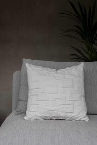 Kuddfodral COLLIN, grafiskt bubbligt rutmönster i offwhite