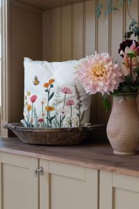 Kuddfodral SOFIA med broderade blommor och fjärilar i rosa, grönt och orange