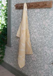 Kökshandduk TILDA med vita ritade blad på gul bottenfärg