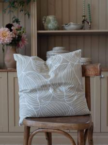 Kuddfodral TILDA med vita ritade blad på linnefärgad botten