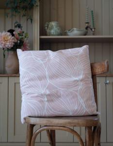 Kuddfodral TILDA med vita ritade blad på rosa bottenfärg