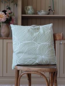 Kuddfodral TILDA med vita ritade blad på ljusgrön bottenfärg