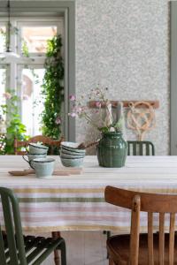 Duk ALBA randig i gult, grönt och rosa på offwhite bottenfärg