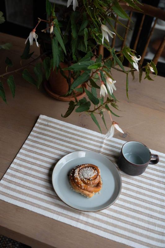 Bordstablett, tallriksunderlägg NINA, randig i offwhite och sandfärg