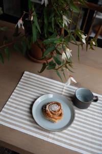 Bordstablett, tallriksunderlägg NINA, randig i offwhite och sandfärg