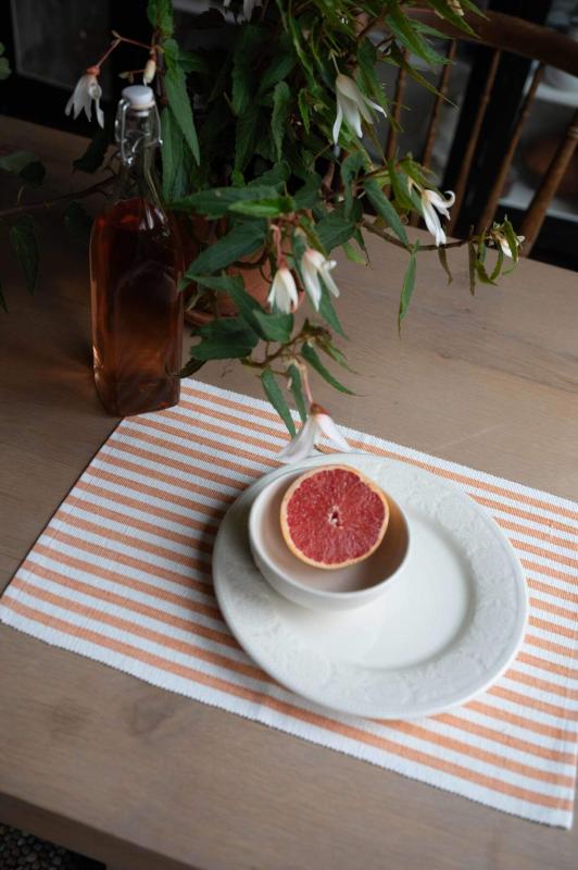 Bordstablett, tallriksunderlägg NINA, randig i offwhite och apelsinfärg